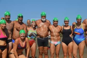  Cristo Cárdenes e Iria Otero, vencedores de la XVI Travesía a Nado de Salinetas (Foto TA)